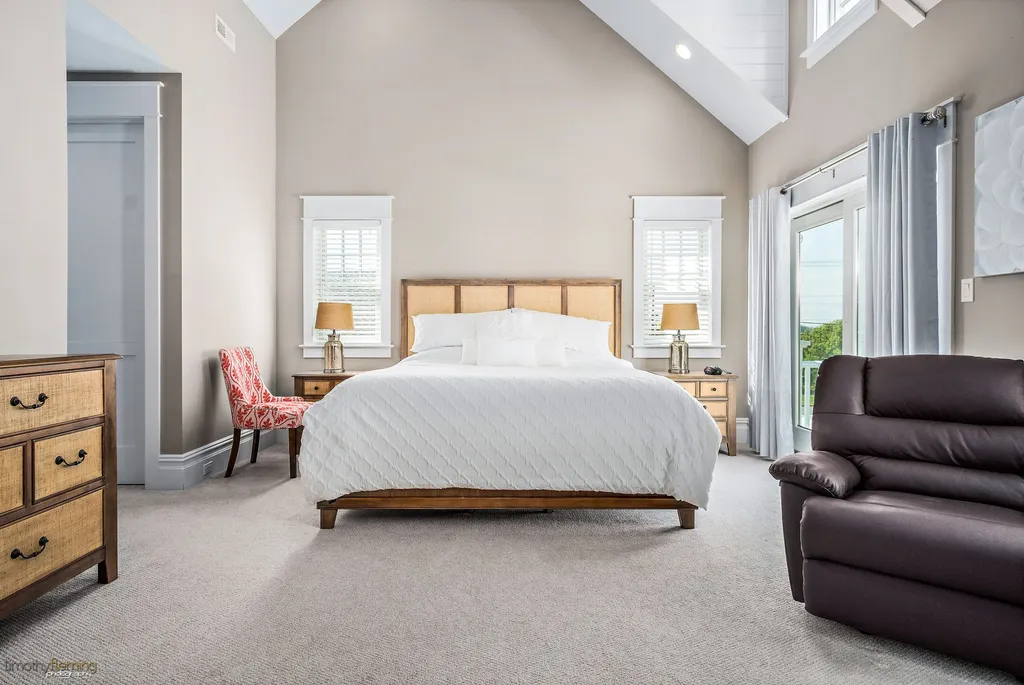 Bedroom 1: Master - King