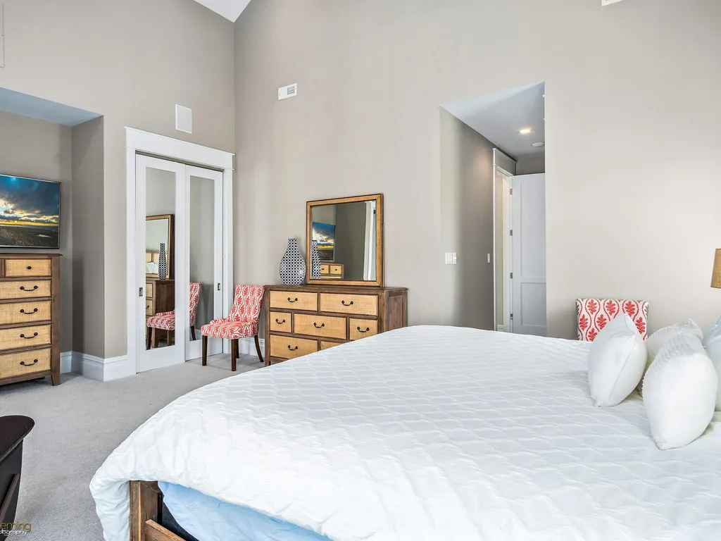 Bedroom 1: 2nd Fl Master - King