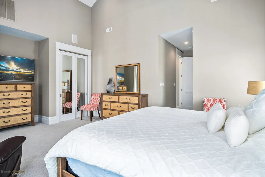 Bedroom 1: 2nd Fl Master - King