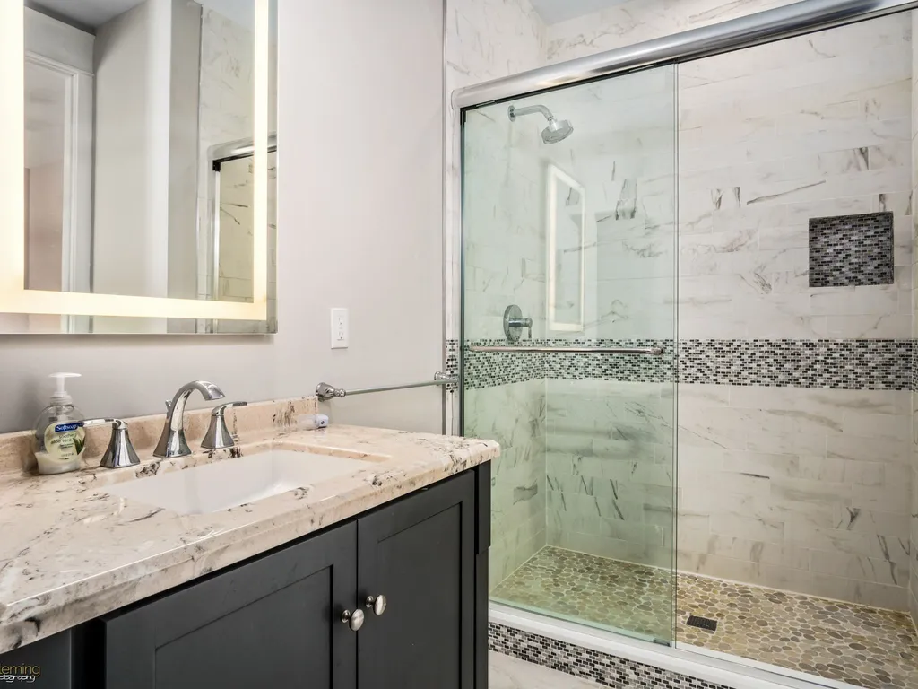 Bathroom 4: 1st Fl ensuite bath