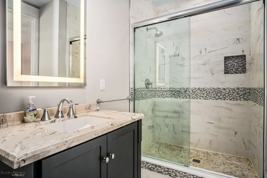 Bathroom 4: 1st Fl ensuite bath