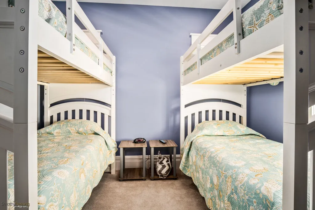 Bedroom 6: Two sets of Bunks (4 Twins)