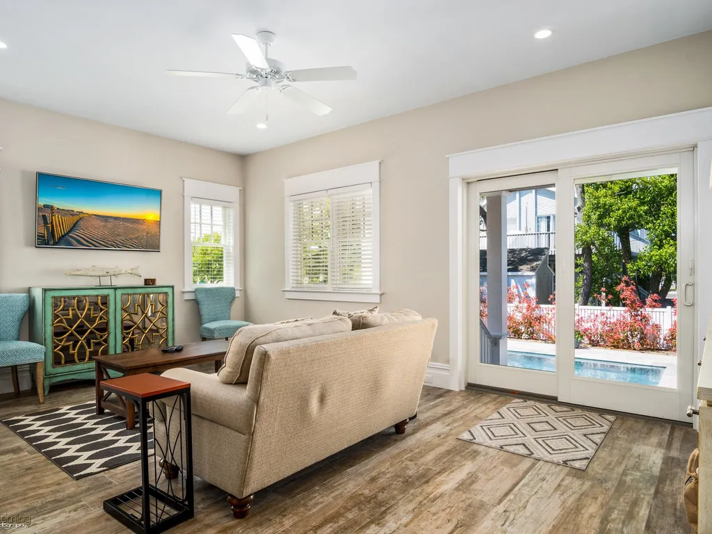 1st Fl Sunroom: Overlooks pool