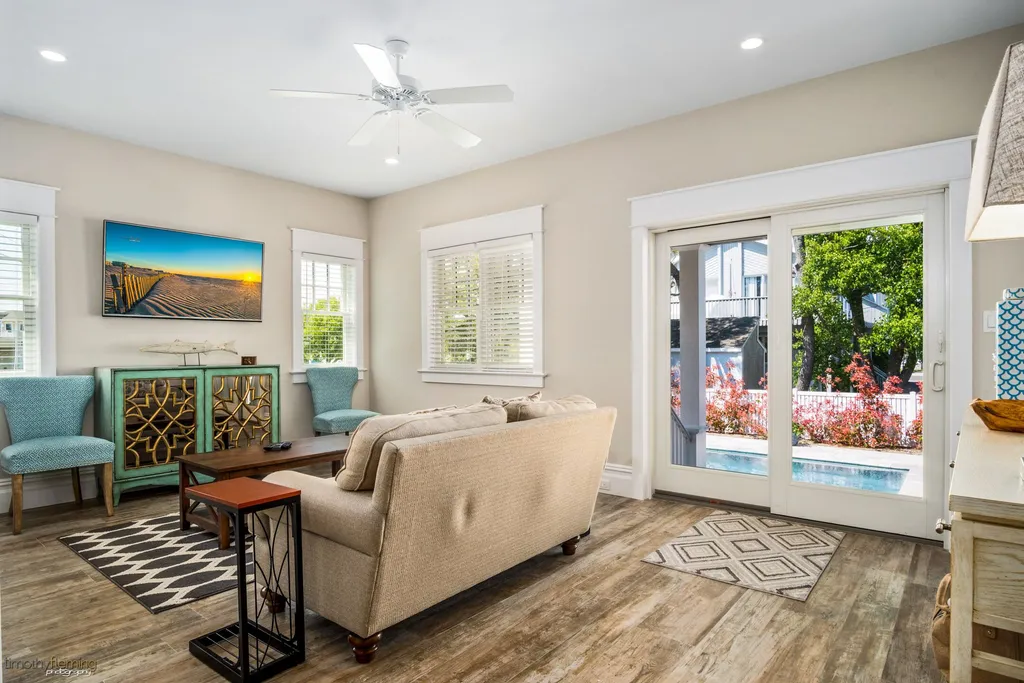 1st Fl Sunroom: Overlooks pool