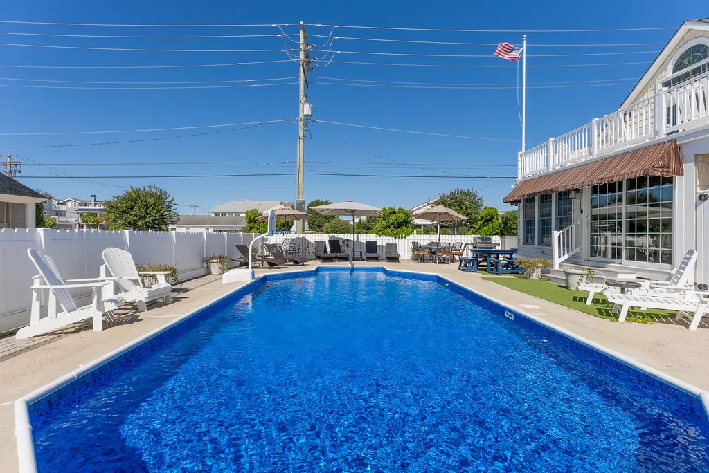 Large Pool (16'x32') &amp;amp; Entertaining Space