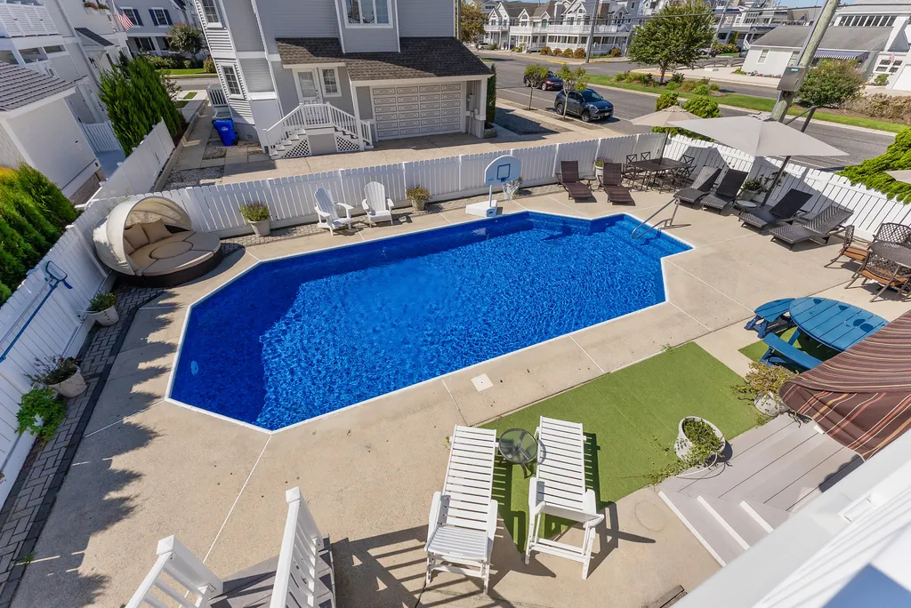Large Pool (16'x32') &amp;amp; Entertaining Space