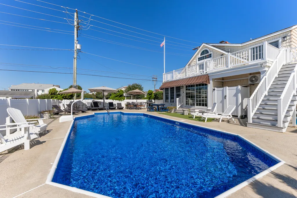 Large Pool (16'x32') &amp;amp; Entertaining Space