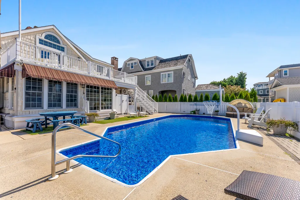 Large Pool (16'x32') &amp;amp; Entertaining Space