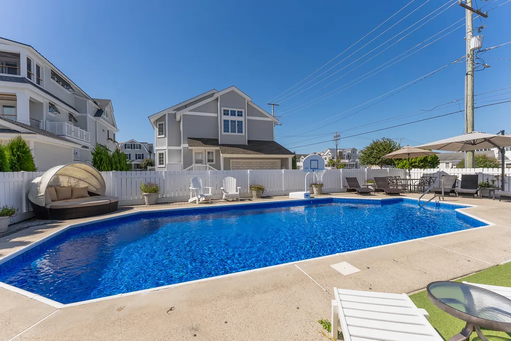 Large Pool (16'x32') &amp;amp; Entertaining Space