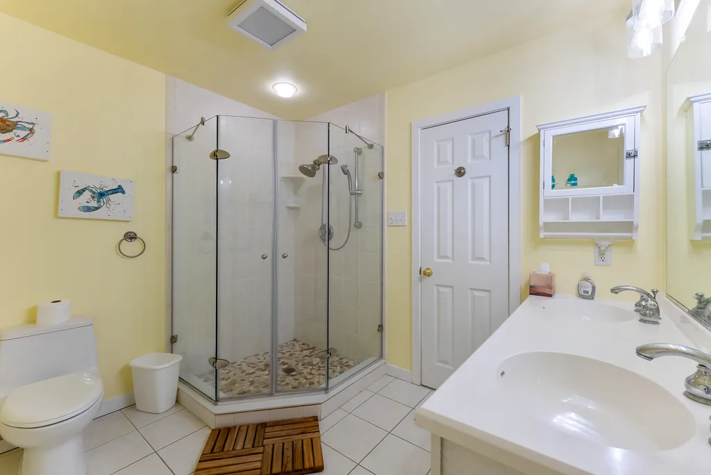 2nd Floor Ensuite Full Bath