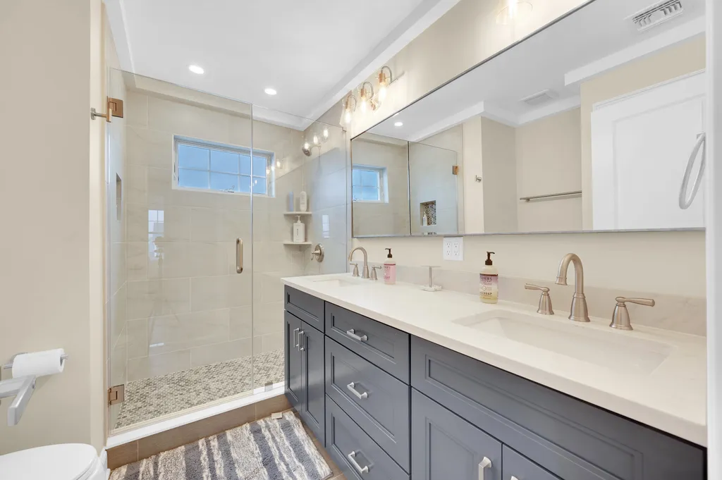 2nd floor main bath
