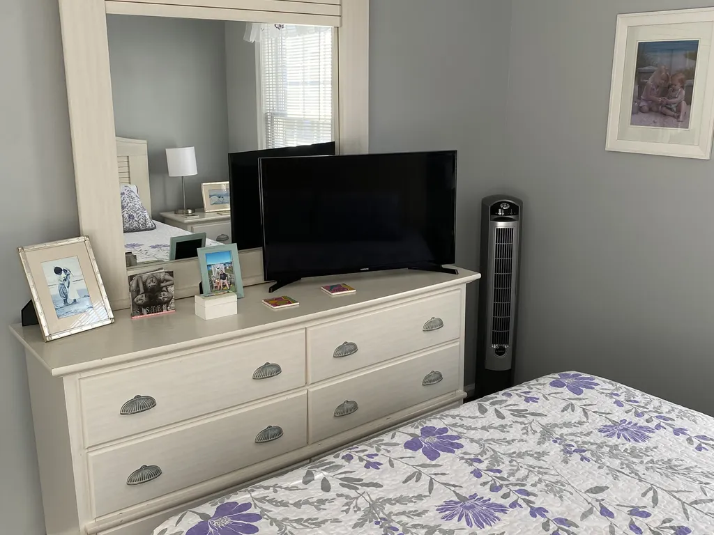 Bedroom 2 w/Queen