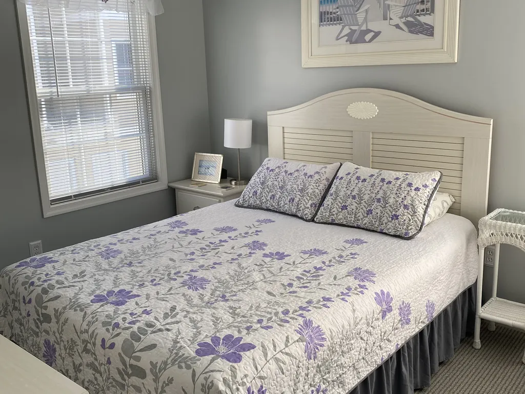 Bedroom 2 w/Queen