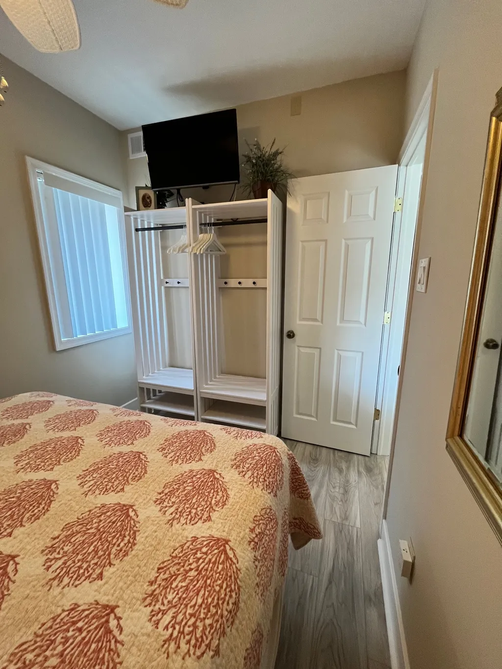 His-Her Bedroom Armour &amp;amp; TV