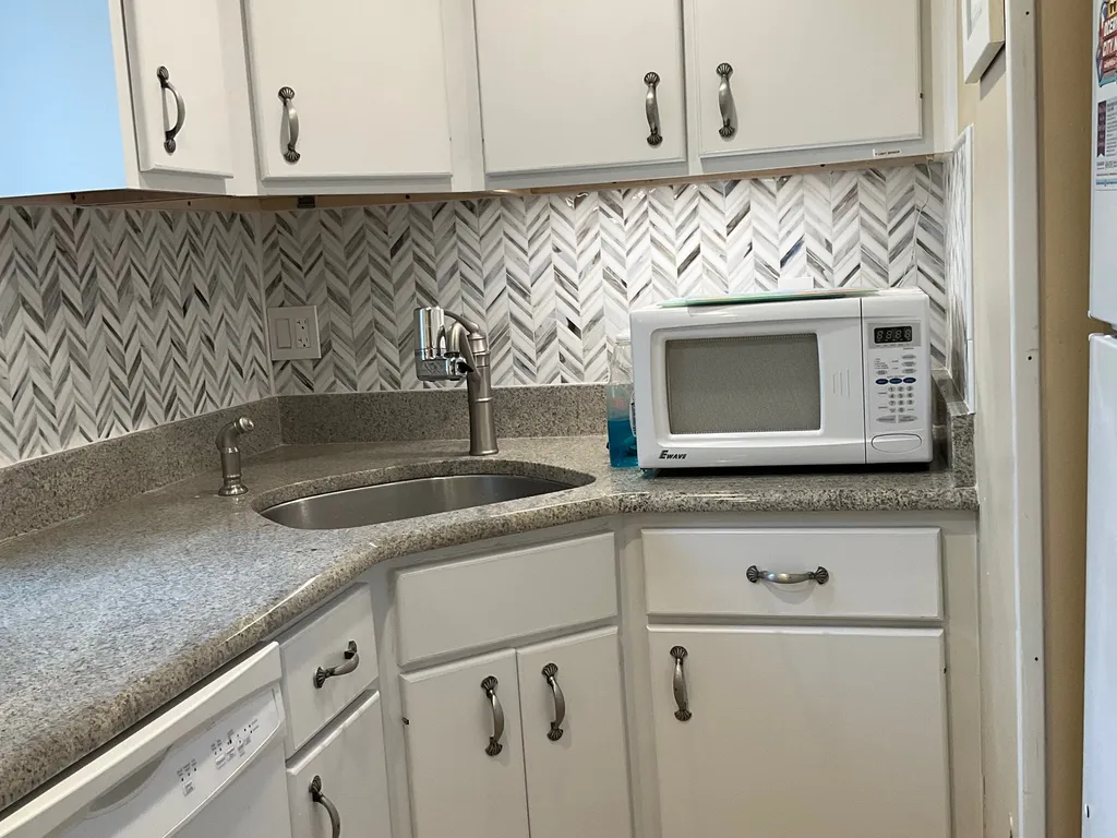 Kitchen w/dishwasher microwave, range &amp;amp; full size refrigerator