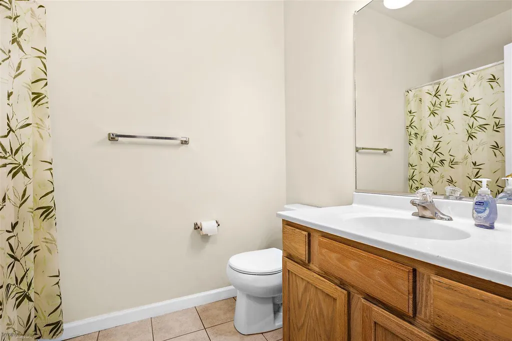 upstairs hall bathroom