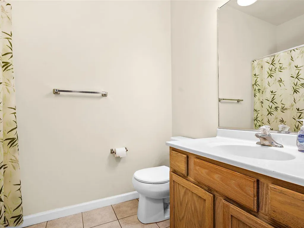 upstairs hall bathroom