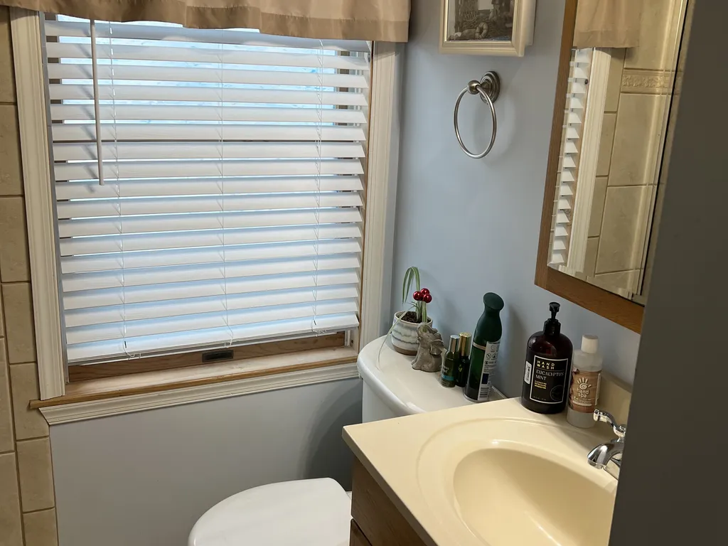 1st Floor Bathroom 