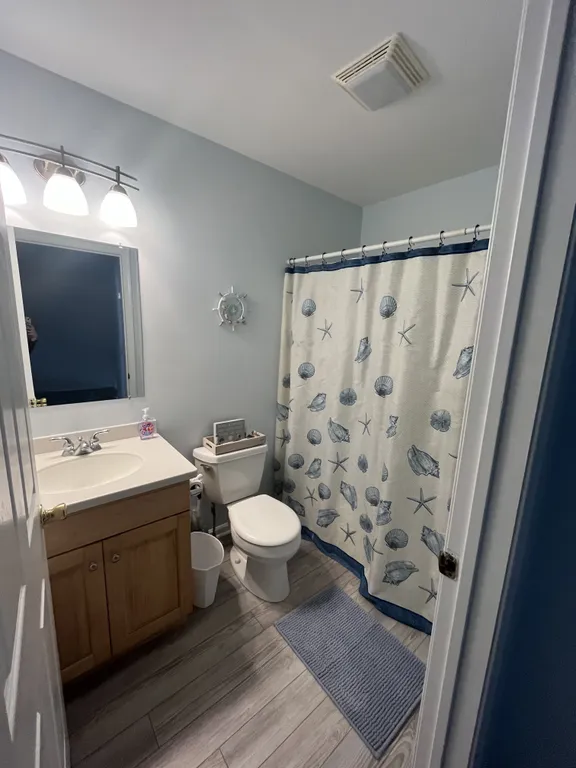 THIRD FLOOR HALL BATH