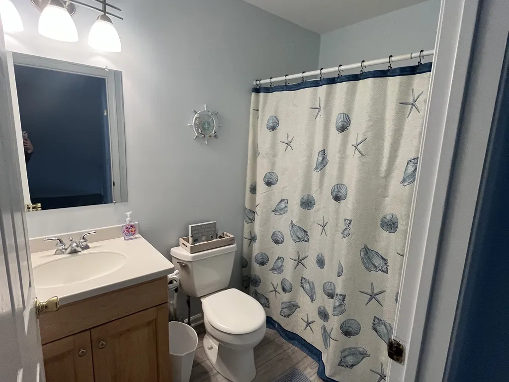 THIRD FLOOR HALL BATH