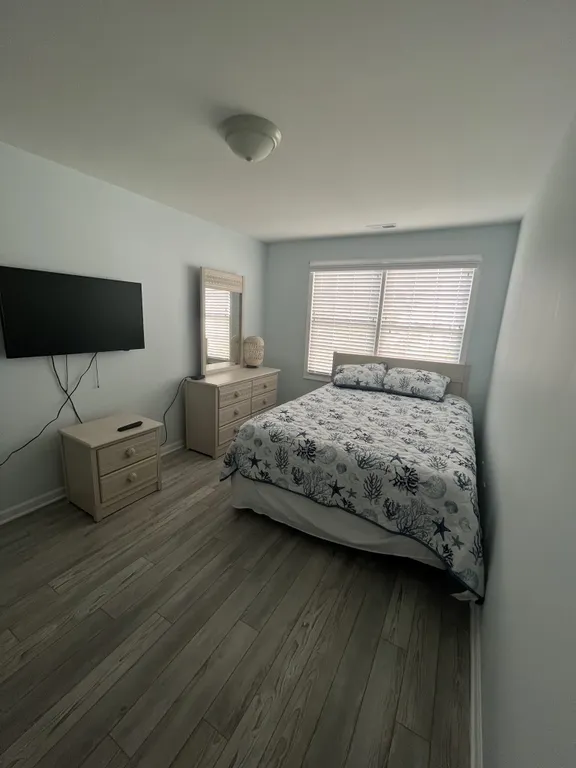 THIRD FLOOR FOURTH BEDROOM (QUEEN)