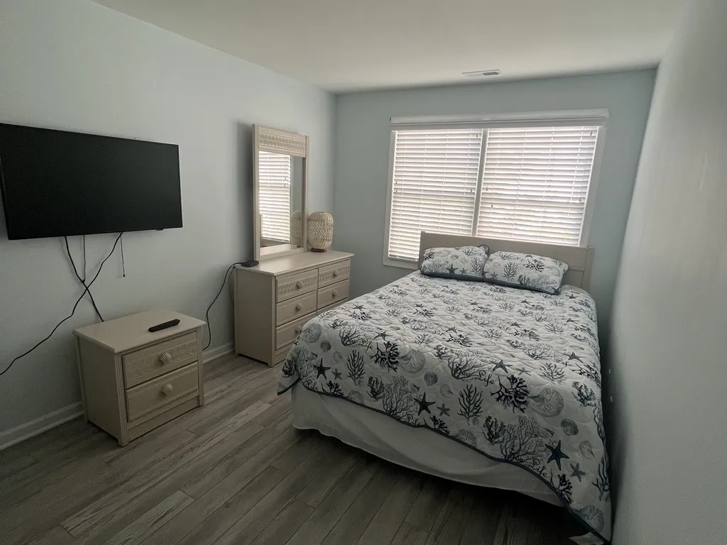 THIRD FLOOR FOURTH BEDROOM (QUEEN)