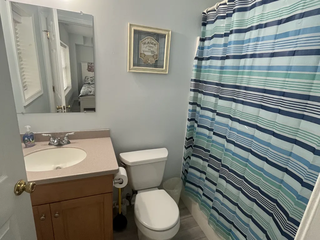 FIRST FLOOR BATHROOM
