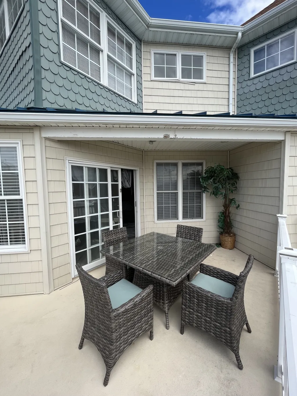 DECK (UMBRELLA NOT SHOWN)