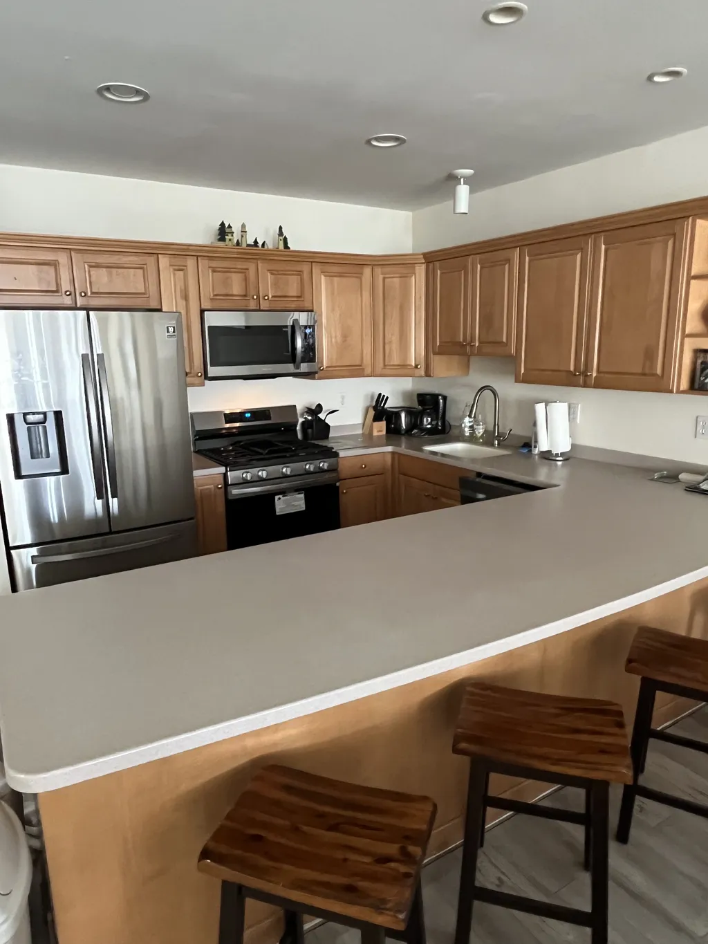 KITCHEN/BREAKFAST BAR