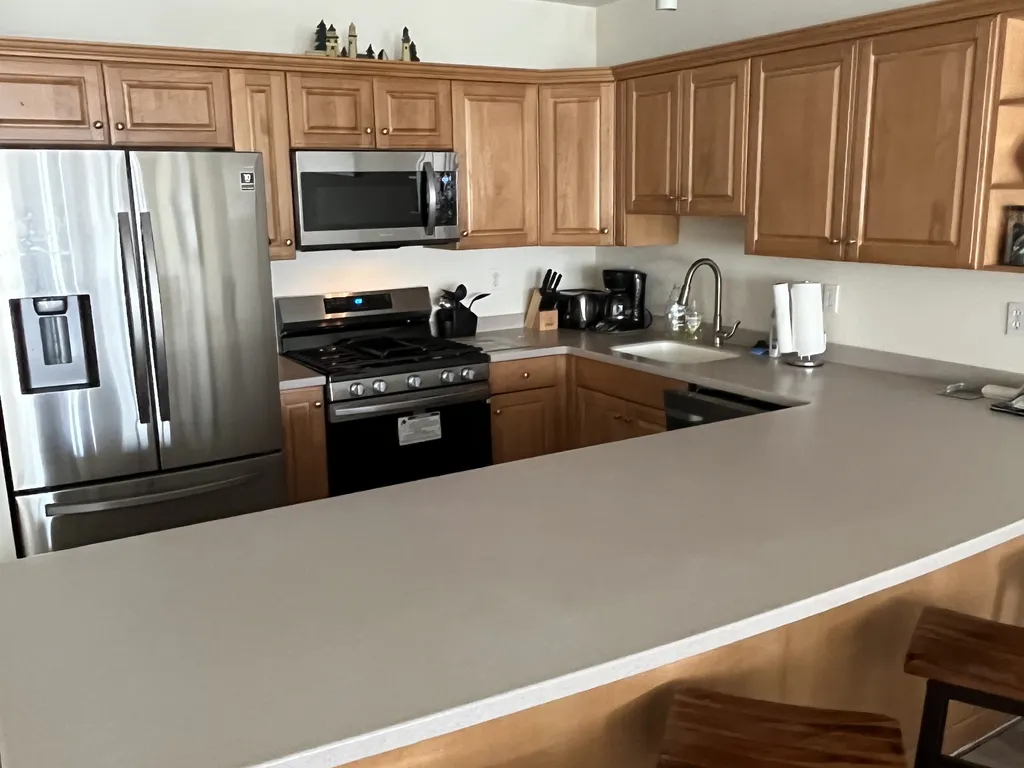 KITCHEN/BREAKFAST BAR