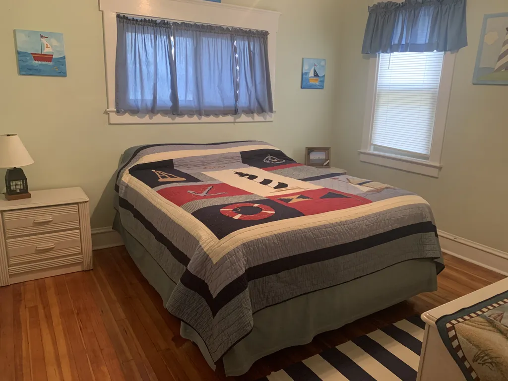 1st floor front bedrooms (queen)