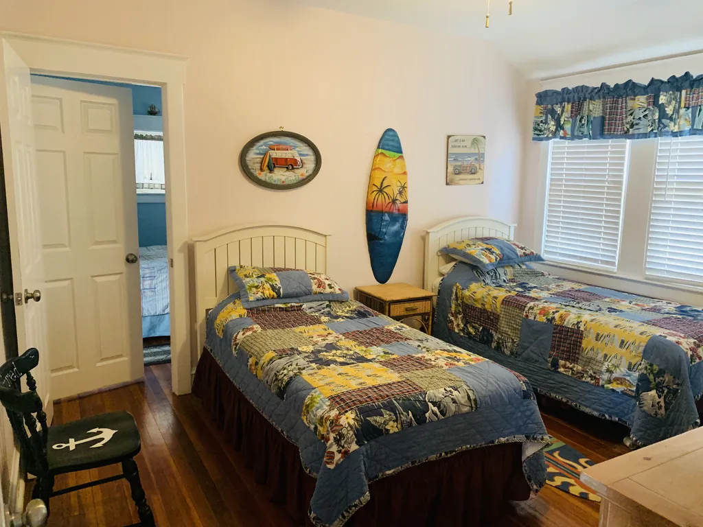 2nd floor middle bedroom (2 twins)