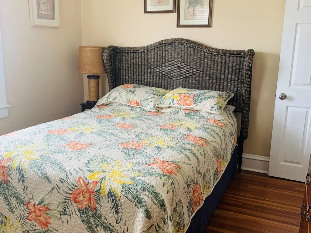 2nd floor rear bedroom (queen)