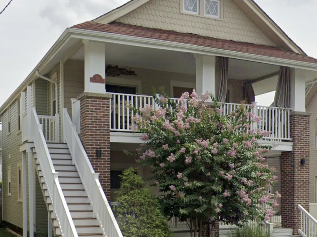 Tailor Made Manor Top/Bottom duplex in a quiet, historic neighborhood in the northend of OC