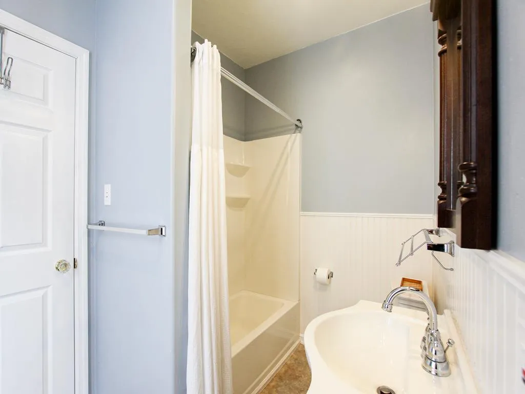 2nd floor bath tub/shower combo