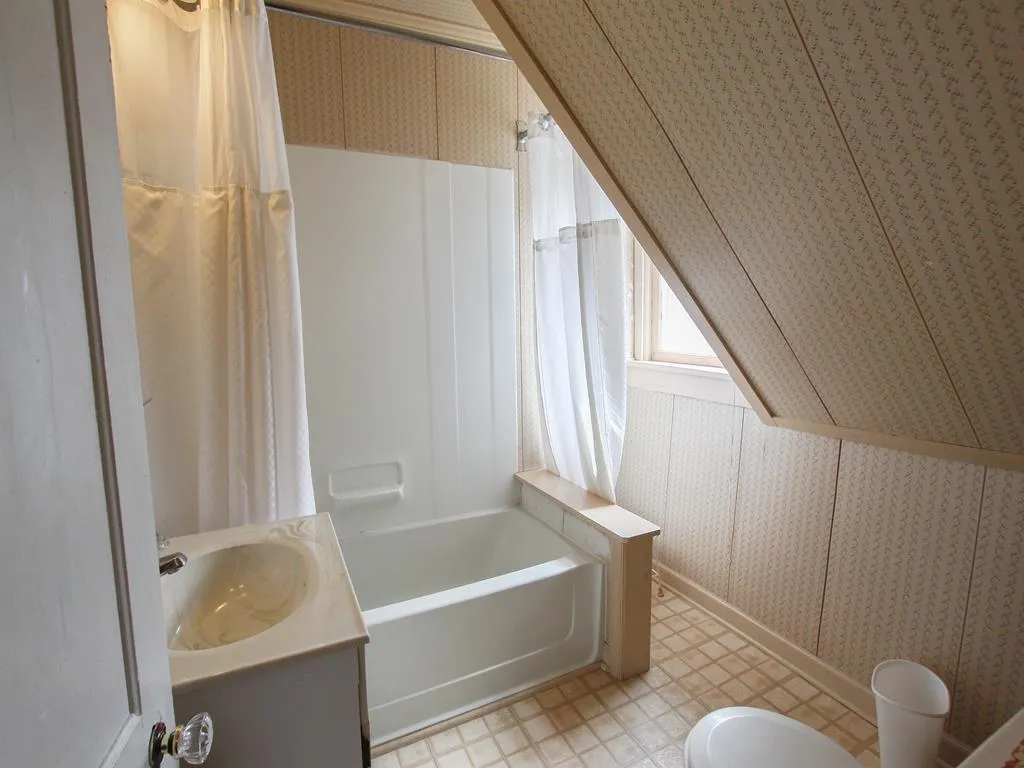 3rd Floor bath tub/shower combo