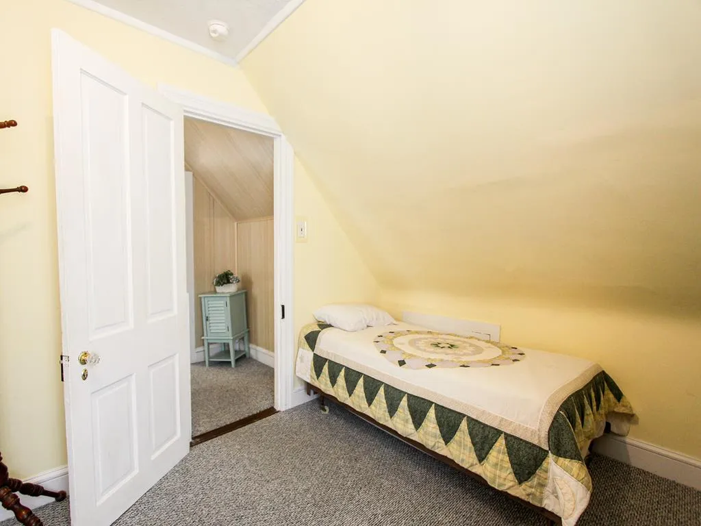3rd Floor back room twin +full