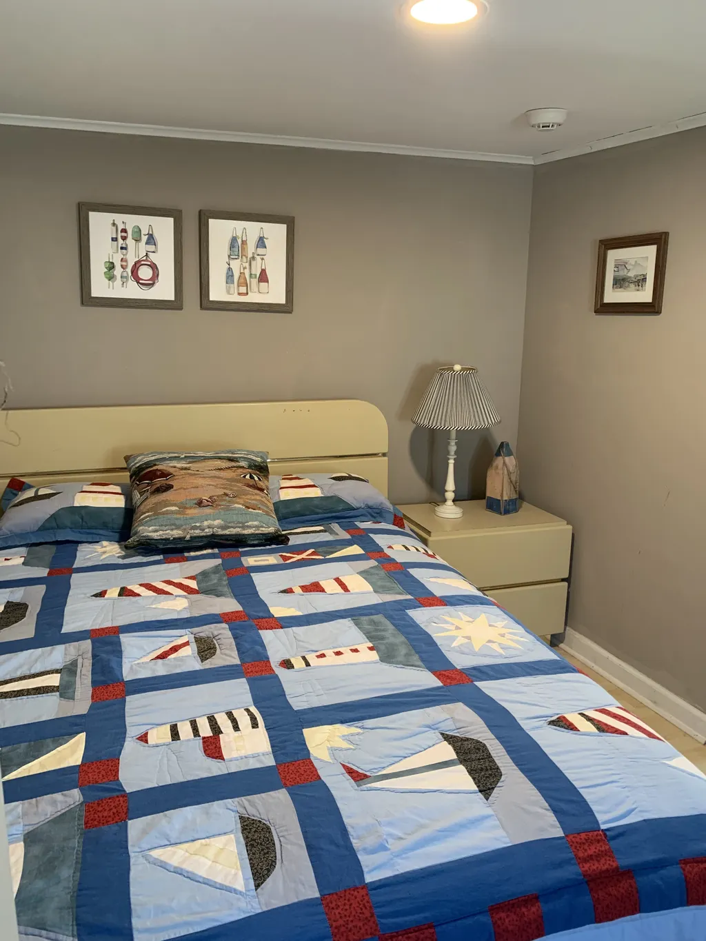 1st floor bedroom (queen)