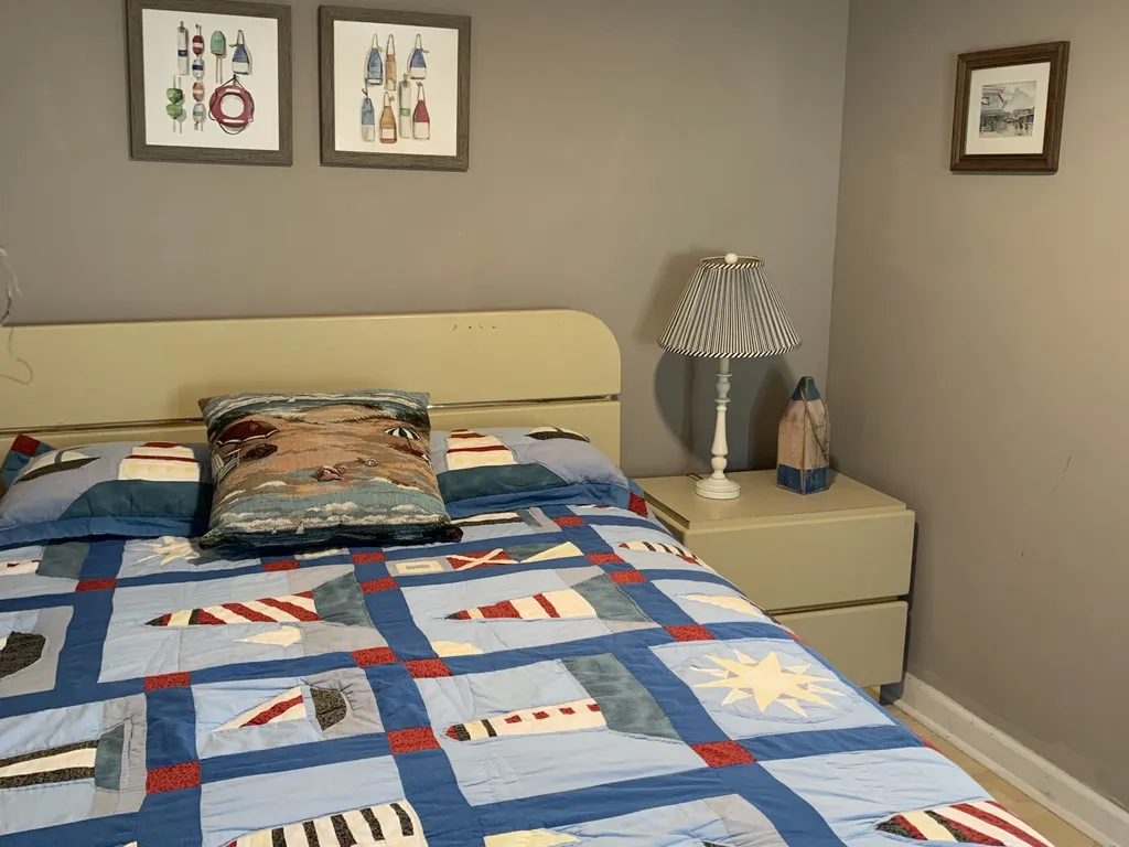 1st floor bedroom (queen)