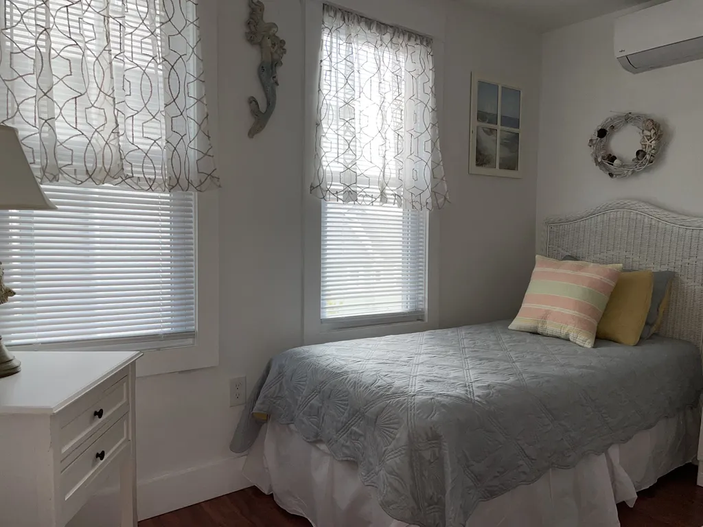 3rd floor bedroom (queen &amp;amp; twin)