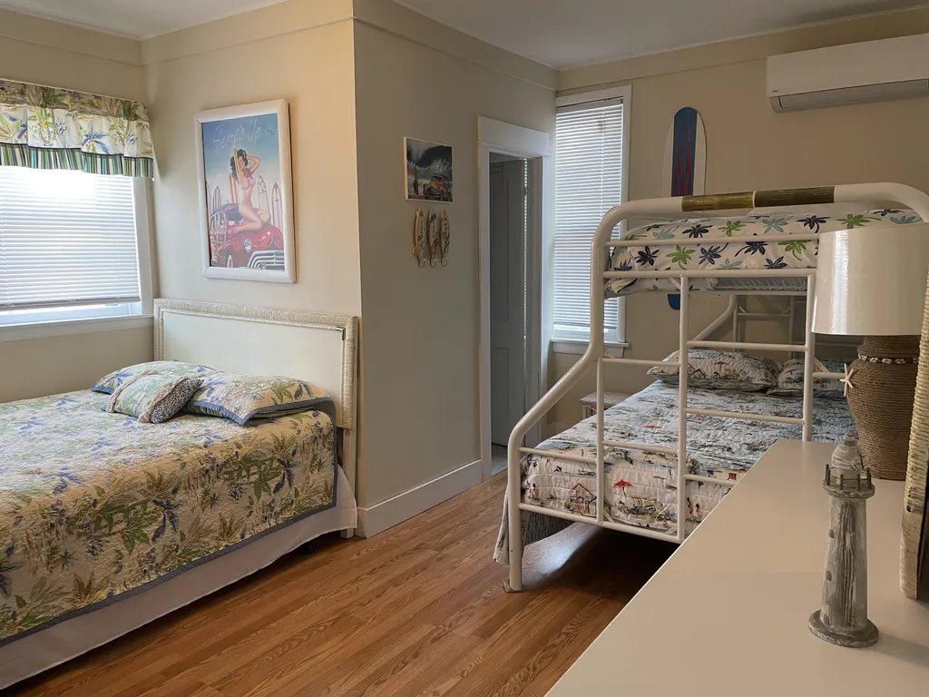 3rd floor bedroom (2 full, 3 twins)