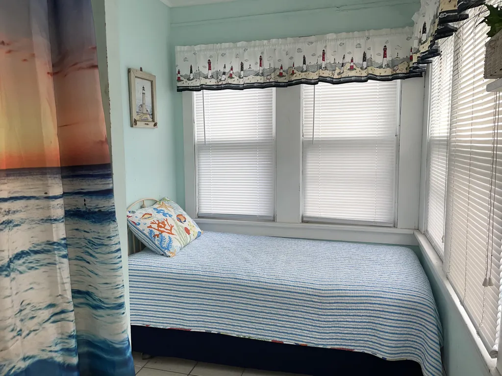 3rd fl: 1/2 bedroom (twin) and bath