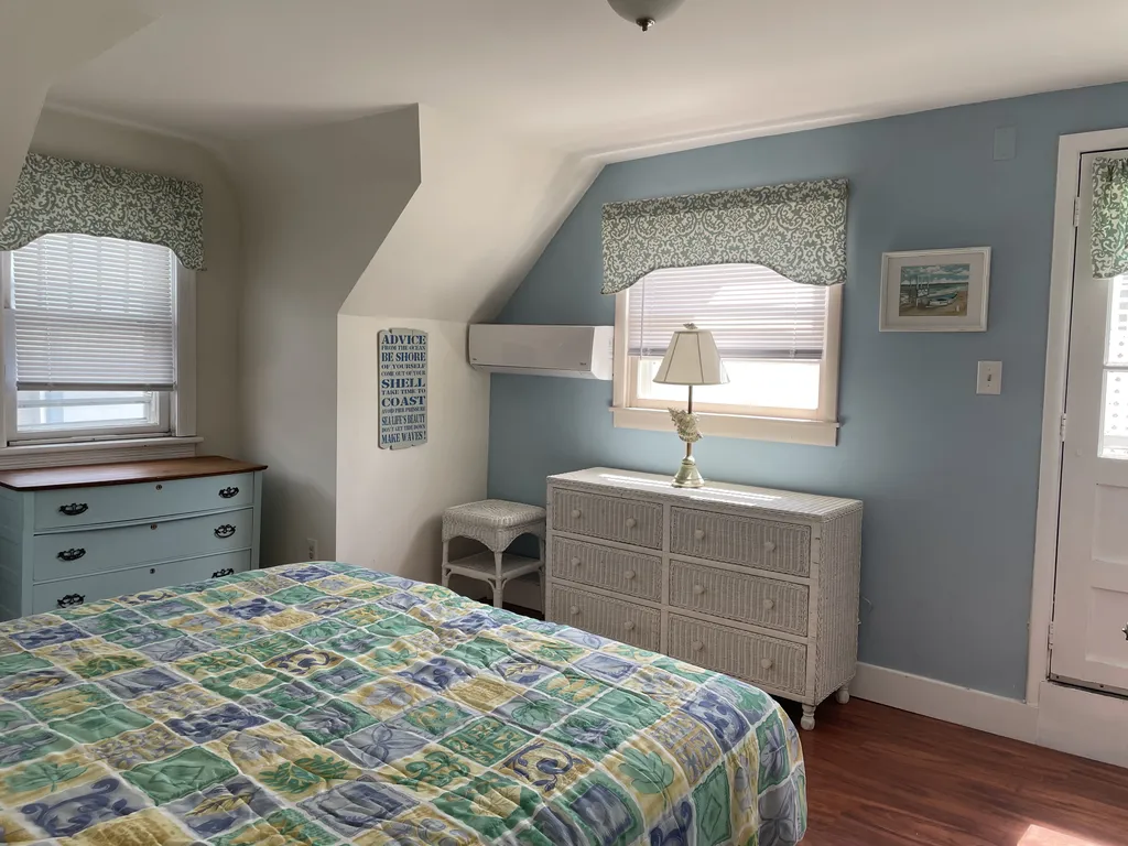 Top floor bedroom (king)