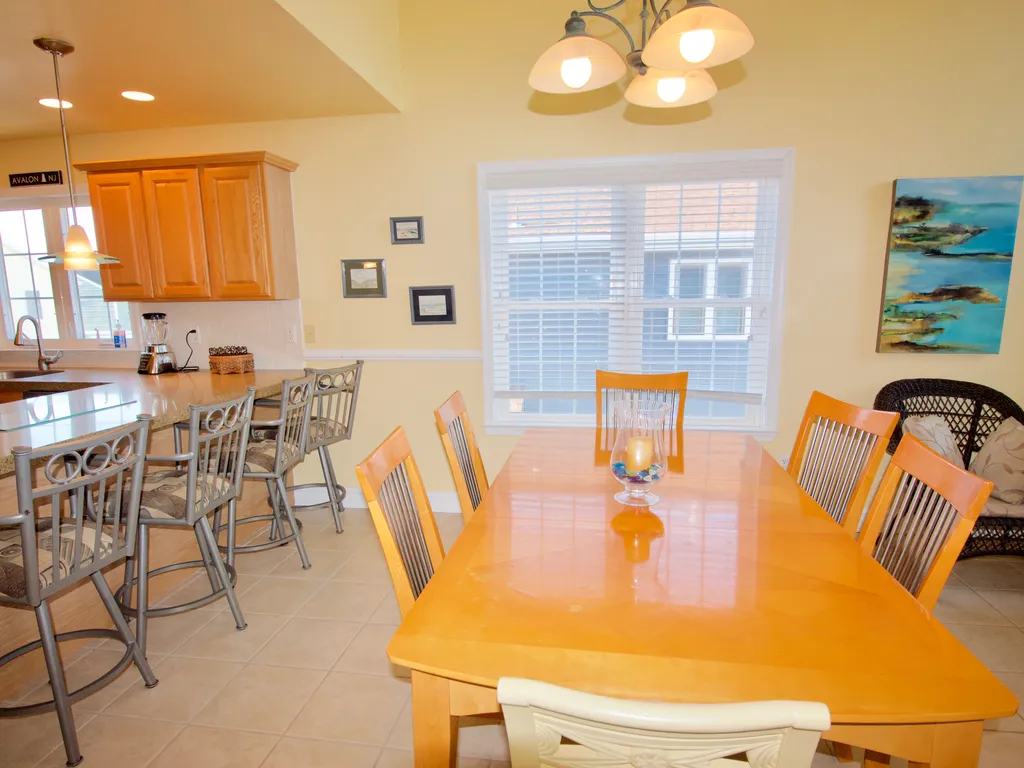 LARGE DINING AREA
