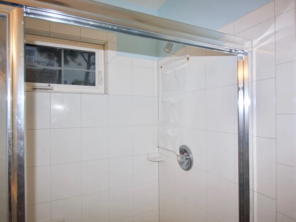 1ST FLOOR BATH