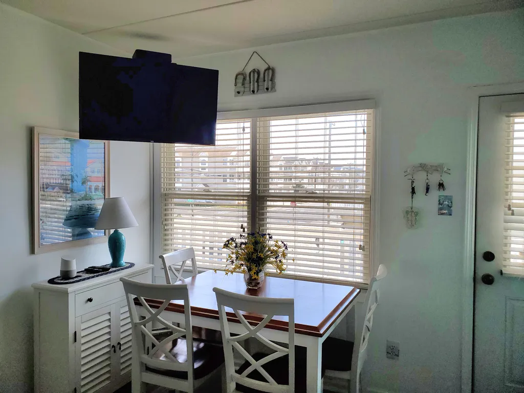 Dining area, pool out front