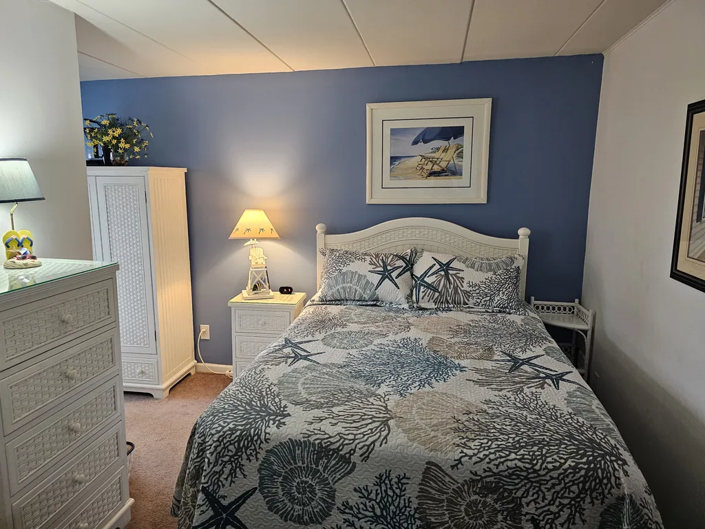 Main bedroom w/private bath