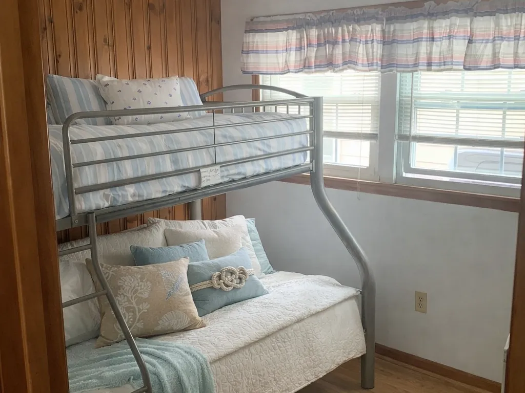 17 down middle bedroom
