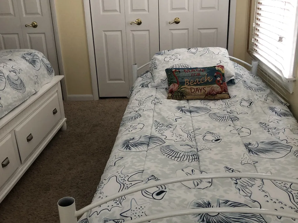 2nd Fl Front Bdrm Twin Bed