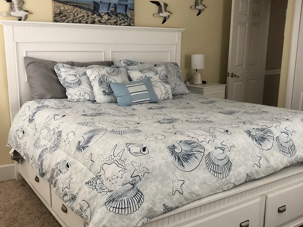 2nd Fl Front Bdrm King
